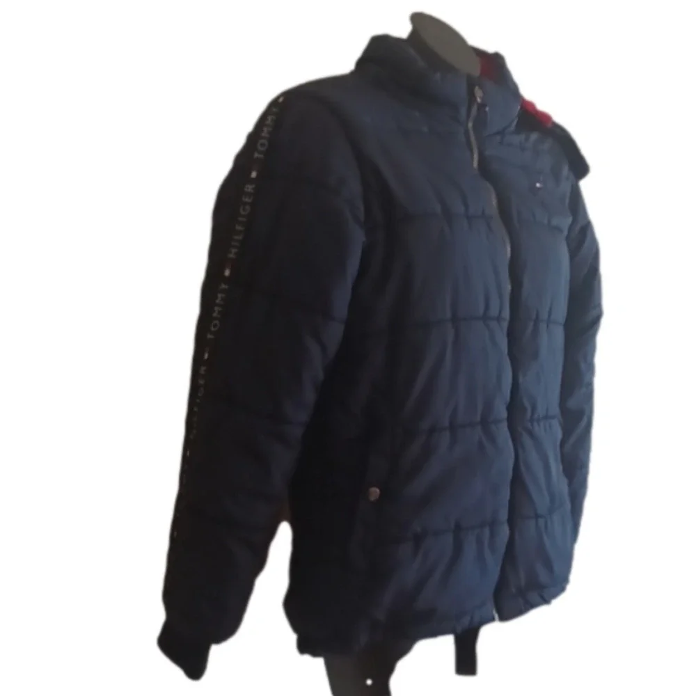 𝅺tommy Hilfiger navy blue jacket. Size 14/ 16 kids size. Warm  winter coat.